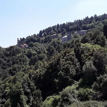Nichee Entre Mer Et Montagnes